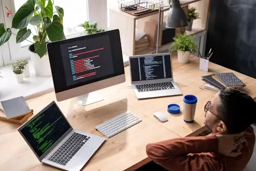 أفضل 5 أدوات لتعلّم البرمجة بسرعة في 2025 